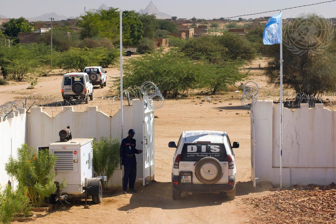 A UN DIS vehicle leaving the compound
