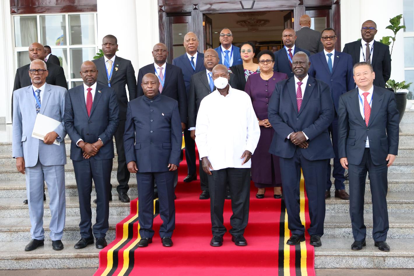 Le président Museveni accueille les dirigeants régionaux à la State House d'Entebbe à l'occasion de la réunion de haut niveau du mécanisme régional de surveillance, le 28 mai 2025.