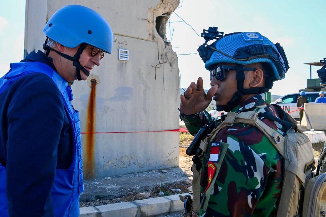 Jean-Pierre Lacroix talks with a peacekeeper.