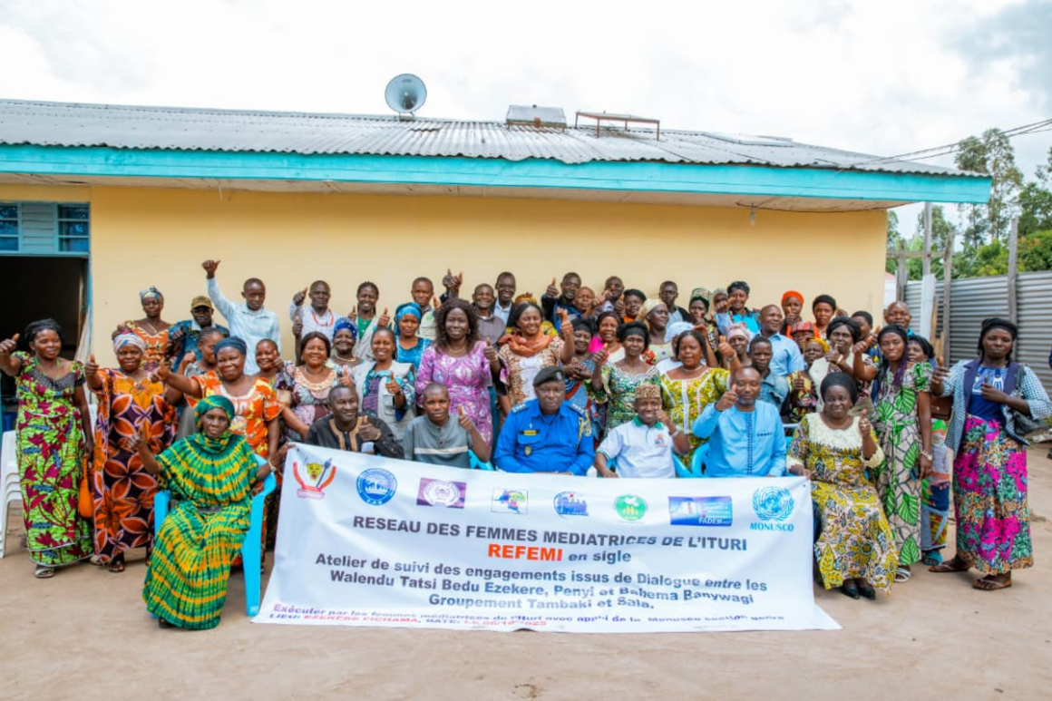 Un groupe pose pour une photo commémoratif.
